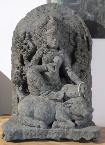 Artikelbild des Artikels “Shiva sitzend schwarzer Lavastein , 70cm Hoch “